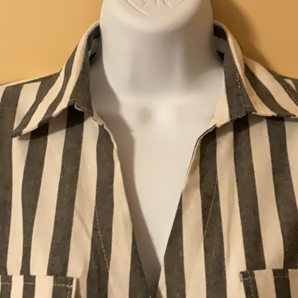 Size M Snap Down the Front Striped Blouse With Pockets - Picture 2 of 8